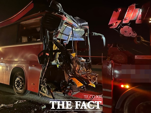 지난 20일 경부고속도로 북천안IC 인근에서 관광버스 등 5중 추돌사고가 발생해 1명이 숨지고, 31명이 부상을 입었다. / 천안서북소방서 제공