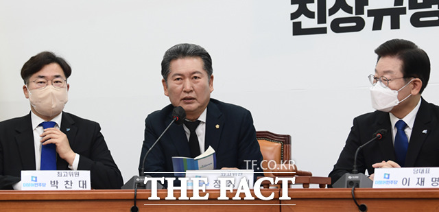 정청래 더불어민주당 최고위원(가운데)이 21일 오전 서울 여의도 국회에서 열린 최고위원회의에 참석해 모두 발언하고 있다.