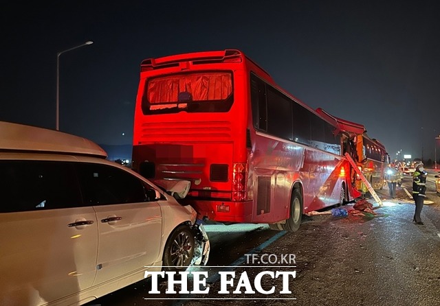 지난 20일 경부고속도로 북천안IC 인근에서 관광버스 등 5중 추돌사고가 발생해 1명이 숨지고, 31명이 부상을 입었다. / 천안서북소방서 제공