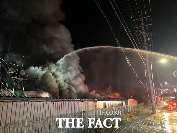 20일 오후 11시 8분쯤 충북 음성군 대소면의 한 골프공 생산공장에서 불이 났다. /충북소방본부.