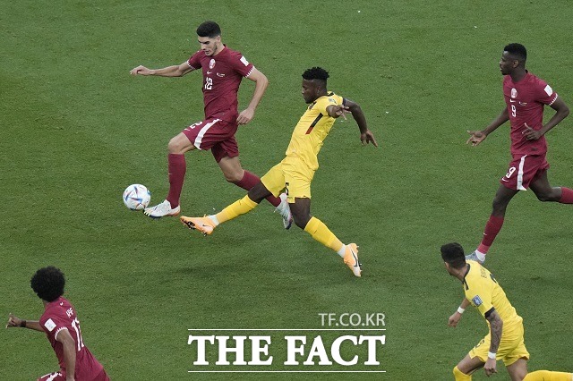 국제축구연맹(FIFA)이 2022 카타르 월드컵에 도입한 반자동 오프사이드 시스템이 개막전 ‘킥오프’ 3분 만에 선수들의 반칙을 잡아냈다. 사진은 21일 열린 카타르와 에콰도르의 개막전./알 코르(카타르)=AP.뉴시스