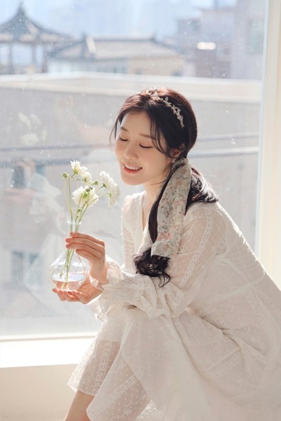 WSG워너비로 많은 사랑을 받은 가수 나비가 신곡 봄별꽃을 발표했다. /알앤디컴퍼니 제공