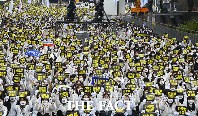 21일 오후 서울 여의도 국회 앞에서 간호법 제정총궐기 대회가 열린 가운데 전국의 간호사와 간호대학 학생들이 참석해 목소리를 높이고 있다. /이동률 기자