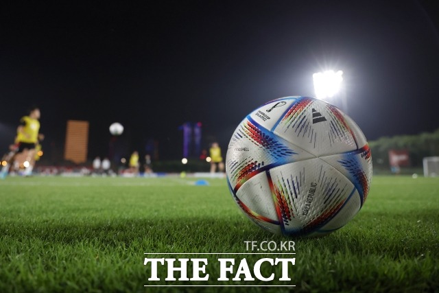 21일 오전 1시(한국시간) 개최국 카타르와 에콰도르의 개막전을 시작으로 2022 국제축구연맹(FIFA) 카타르 월드컵의 공인구 ‘알릴라(Al-Rihla)’가 그라운드를 누볐다. 사진은 대한민국 축구대표팀이 훈련중인 가운데 훈련장에 카타르월드컵 공인구 알릴라가 놓여 있다./도하(카타르)=뉴시스