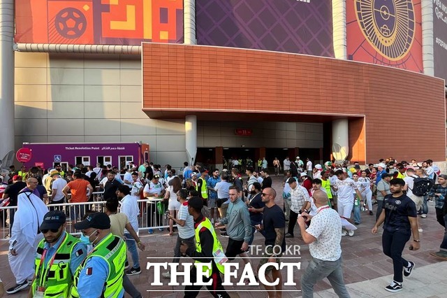 21일 잉글랜드와 이란의 조별리그 B조 경기를 직관하기 위해 경기장을 찾은 팬들. /카타르(도하)=AP뉴시스