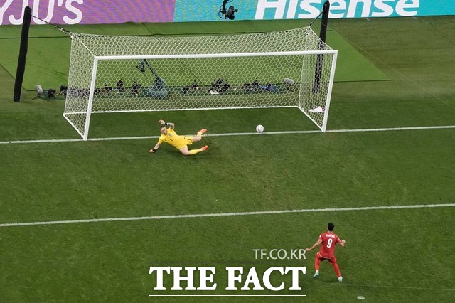 21일 열린 B조 조별리그에서 이란의 메흐디 타레미가 잉글랜드 골키퍼 조던 픽포드를 피해 패널티킥을 골인으로 연결하고 있다. /카타르(도하)=AP뉴시스