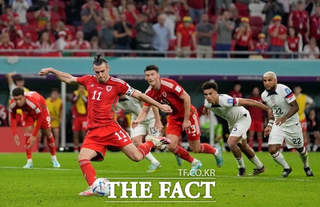 웨일스의 가네스 베일(왼쪽)이 22일 미국과의 B조 조별리그 경기에서 PK골로 월드컵 본선 첫 골을 신고하고 있다./알라이얀(카타르)=AP 뉴시스