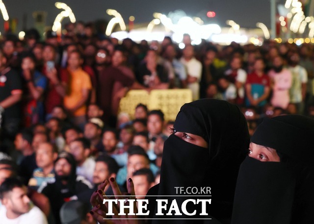 2022 카타르 월드컵이 개막한 21일 카타르 도하 코르니쉬 거리에서 축구팬들이 카타르와 에콰도르의 개막전 경기를 보고 있다. /도하(카타르)=뉴시스