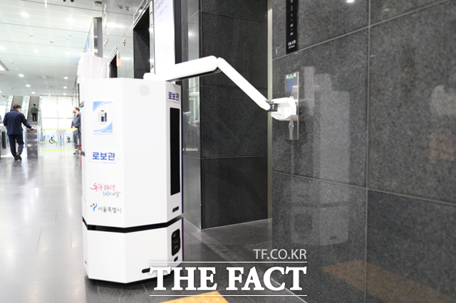서울시청에서 각종 행정문서를 엘리베이터를 타고 배달하는 로봇 공무원이 활동을 시작한다. 로보관(로봇+주무관)이 엘리베이터를 조작하는 모습. /서울시 제공