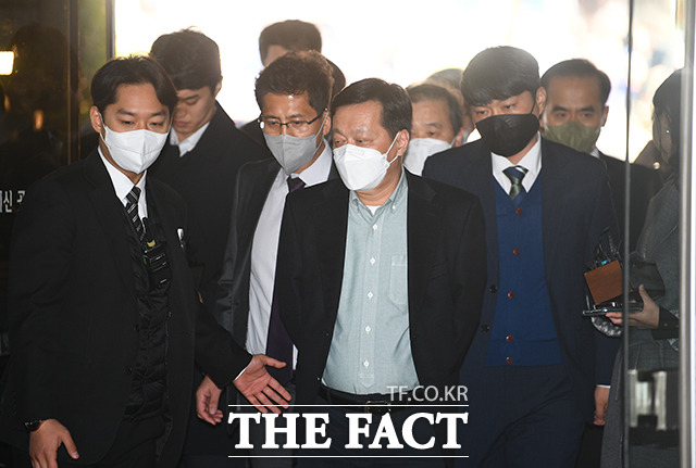 서울중앙지검 반부패수사1부(엄희준 부장검사)는 22일 구속된 정진상 더불어민주당 당대표실 정무조정실장의 이메일 기록 확보를 위해 경기도청을 압수수색하고 있다./이동률 기자