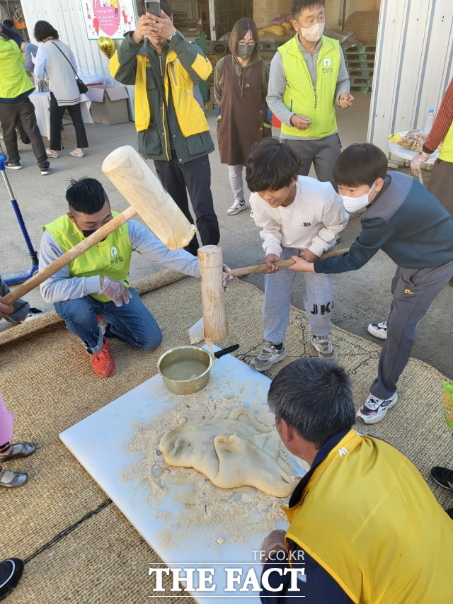 영광군은 생산자와 소비자가 직접 교류하며 직거래를 활성화하는 ‘영광이음공동체 가을걷이 팜파티’를 개최했다고 22일 밝혔다./영광군 제공