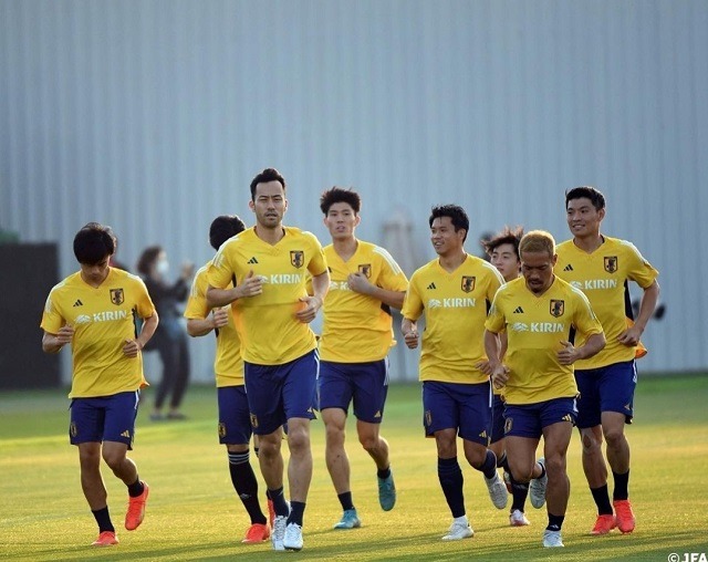 일본 대표팀이 23일 독일과 카타르 월드컵 조별리그 1차전에 앞서 준비는 끝났다며 자신감을 드러냈다. 대표팀 주장 요시다 마야(왼쪽 세 번째)와 도미야스 다케히로 (왼쪽 네 번째) 등이 훈련하고 있는 모습. /일본 축구협회 SNS 캡처