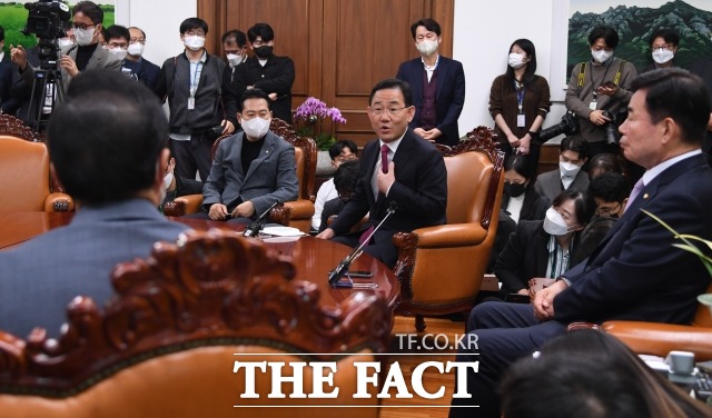 여야가 이태원 참사 국정조사 세부협상에서 진통을 겪고 있다. 여당인 국민의힘은 더불어민주당 등 야권이 조사 대상기관에 대통령 경호처를 주장하고 있어, 합의가 쉽지 않을 것으로 전망했다. 지난 21일 김진표 국회의장 주재 여야 원내대표 회동 당시. /이새롬 기자