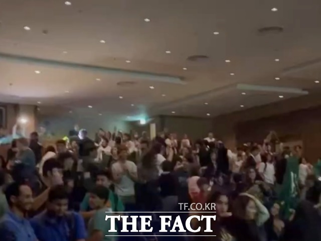 22일 사우디아라비아가 2022 카타르 월드컵 조별리그 C조 1차전에서 아르헨티나를 2-1로 격파하자 제다 국제학교 AISJ 학생들이 기뻐하고 있다. /AISJ SNS 갈무리