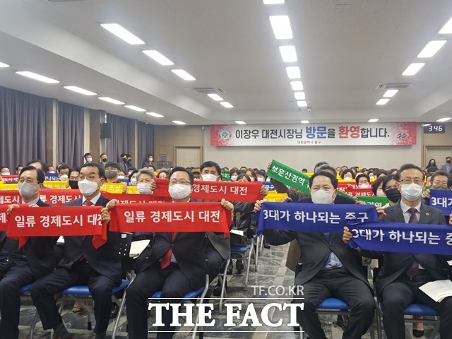 23일 대전 중구청 대회의실에서 구민과의 대화를 갖고 기념촬영하고 있다. / 대전=라안일 기자