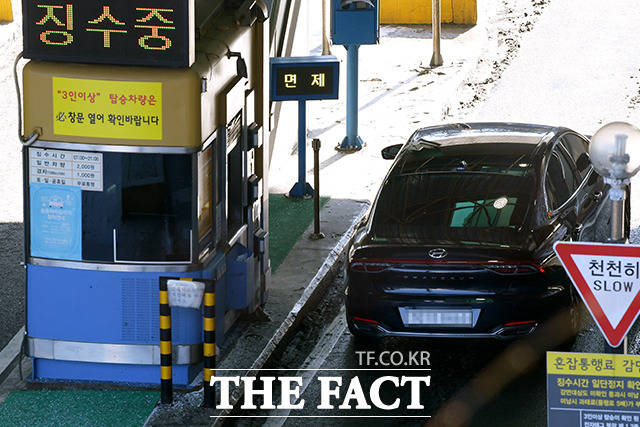 2021년 1월 7일 오전 서울 중구 남산1호터널에서 차량이 요금소를 지나고 있다. /이선화 기자