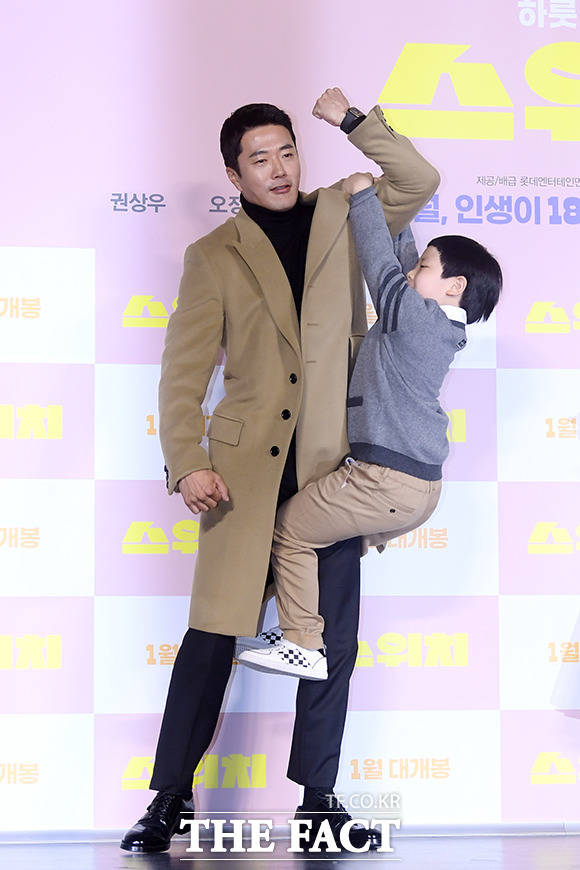 권상우(왼쪽)가 김준을 한 팔에 매달고 포토타임을 갖고 있다. /이선화 기자