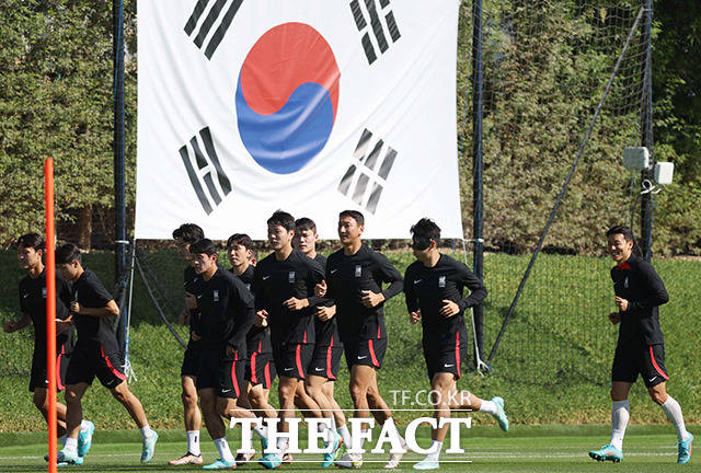 파울루 벤투 감독이 이끄는 대한민국 축구대표팀이 이날 야외 훈련장에 모여 막바지 훈련을 시작했다. 대한민국은 한국시간으로 24일 오후 10시, 카타르 에듀케이션 시티 스타디움에서 우루과이와 첫 경기를 치른다. /도하=뉴시스