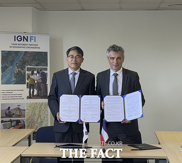 LX 김정렬 사장과 IGN FI 크리스토퍼 데케이네 사장은 지난 22일 프랑스 파리 IGN FI 본사에서 ‘공간정보 분야의 상호 협력 증진을 위한 업무협약’을 체결했다. /LX제긍