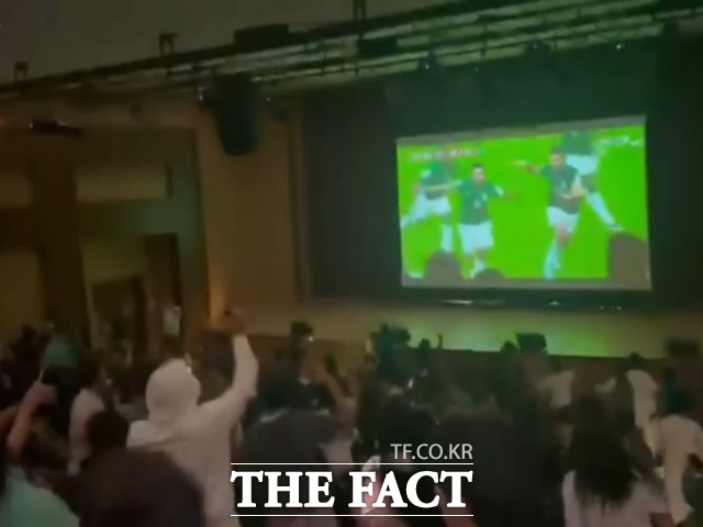 후반 8분 알 다우사리의 역전골이 들어가자 환호하는 AISJ 학생들. /AISJ SNS 갈무리