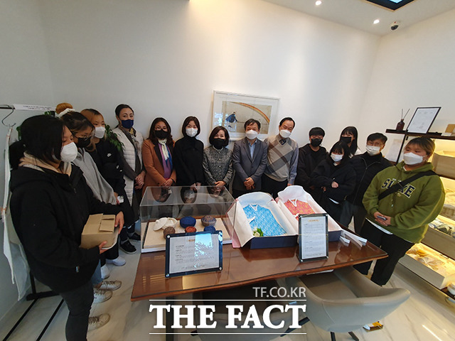 전주기전대학 Heal-being 농생명 ICC는 지난 23일 산학협력 공동 제작한 ‘반려동물 한지 수의 및 유골함’ 시제품 전달식을 진행했다. /사진제공=전주기전대학교