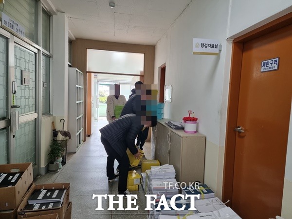 서천군청 공무원들이 이지혜 군의원이 요구한 자료를 의원 사무실 앞에 쌓아놓고 있다./ 서천=이병렬 기자
