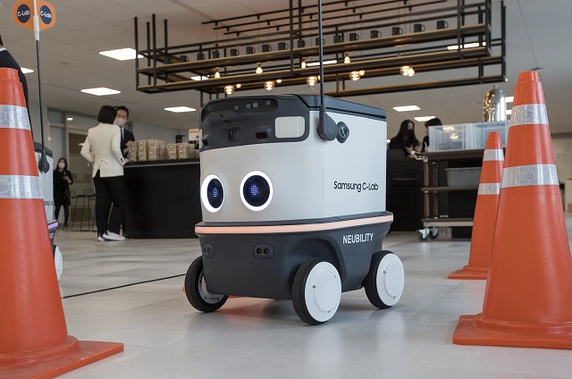 자율주행 로봇을 활용한 도심형 배달 서비스 업체 뉴빌리티가 사업을 소개하는 모습. /삼성전자 제공