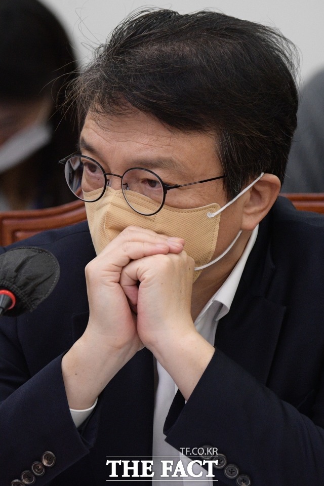 김의겸 더불어민주당 의원이 24일 청담동 술자리 의혹에 대해 윤석열 대통령 등에 유감을 표명했다. 지난 18일 오전 국회에서 열린 최고위원회의에 참석해 발언을 듣고 있는 김 의원. /남윤호 기자