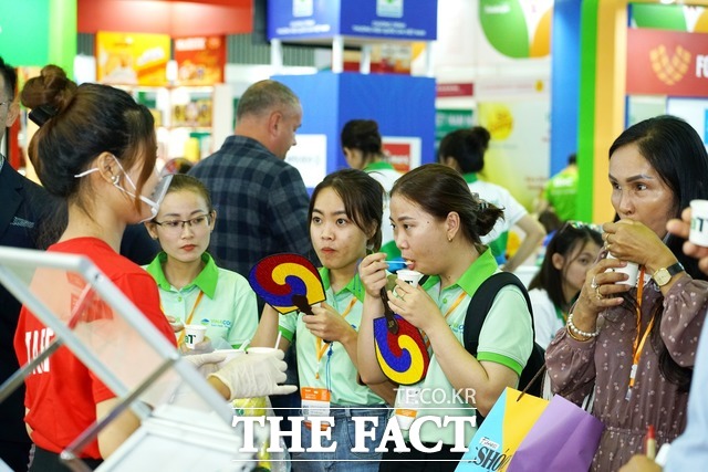‘2022 베트남 푸드엑스포(FEV, FoodExpo Vietnam 2022)’ 한국관에서 시식에 참여한 베트남 현지 바이어들 / aT 제공