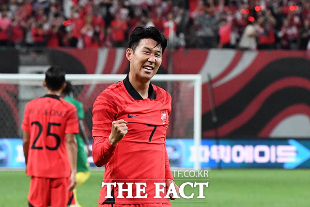 한국은 24일 우루과이와 2022 카타르 월드컵 첫 경기에서 붉은 유니폼을 착용할 예정이다. 사진은 손흥민이 지난 9월 서울 마포구 상암월드컵경기장에서 열린 카메룬의 평가전에서 득점 후 기뻐하는 모습. /남용희 기자