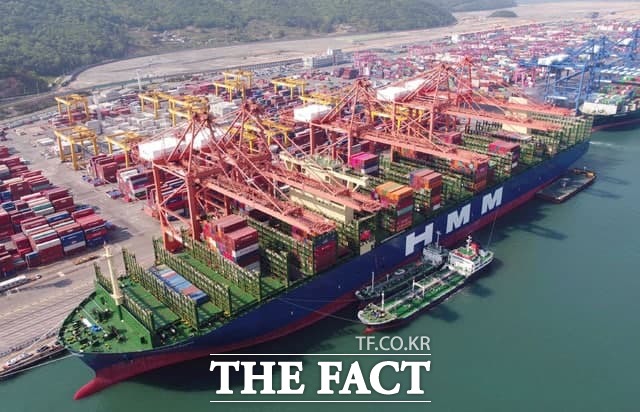 HMM이 신용평가사인 한국기업평가로부터 기존 BBB였던 신용등급을 A-(안정적)으로 받아, 등급이 상향 조정됐다고 밝혔다. /뉴시스