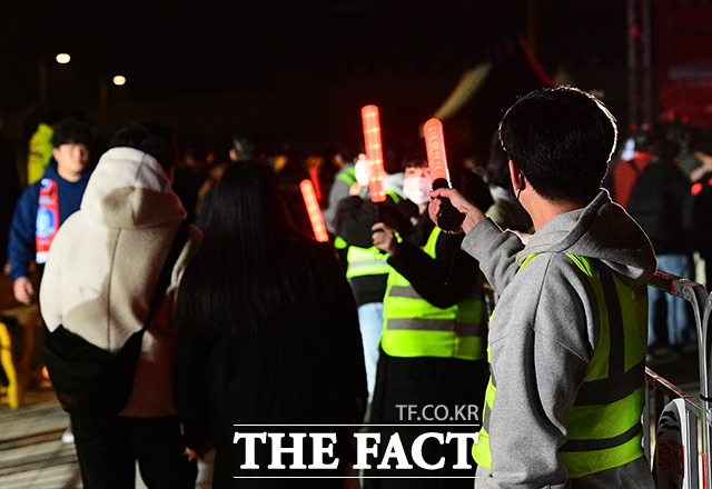 안전요원의 통제에 따라 질서있게 이동하는 시민들.