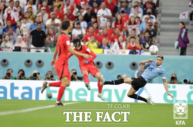 한국의 캡틴 손흥민이 24일 우루과이와 2022 카타르 월드컵 H조 1차전에서 얼굴 보호를 위해 검은 마스크를 쓰고 강한 오른발 슛을 날리고 있다./도하=KFA 제공
