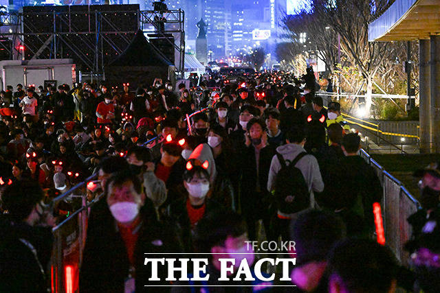 광화문으로 모이는 붉은악마 응원단과 시민들.