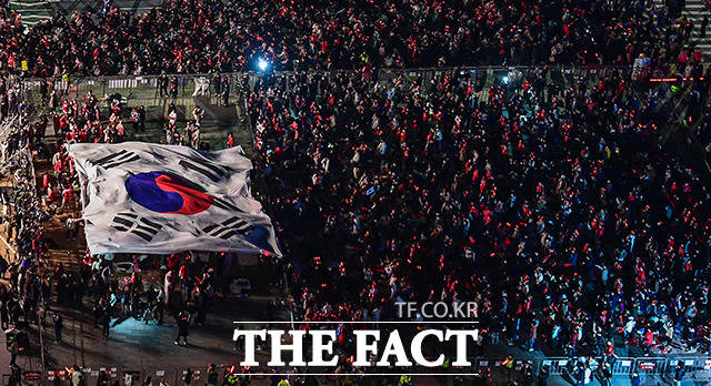 경기 시작 후 애국가와 함께 펼쳐지는 대형 태극기.