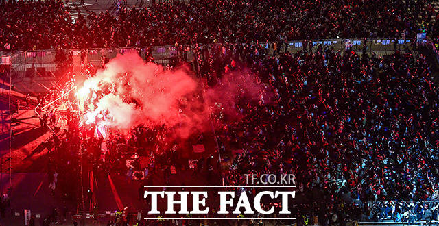 경기가 진행됨에 따라 뜨거워지는 응원열기.