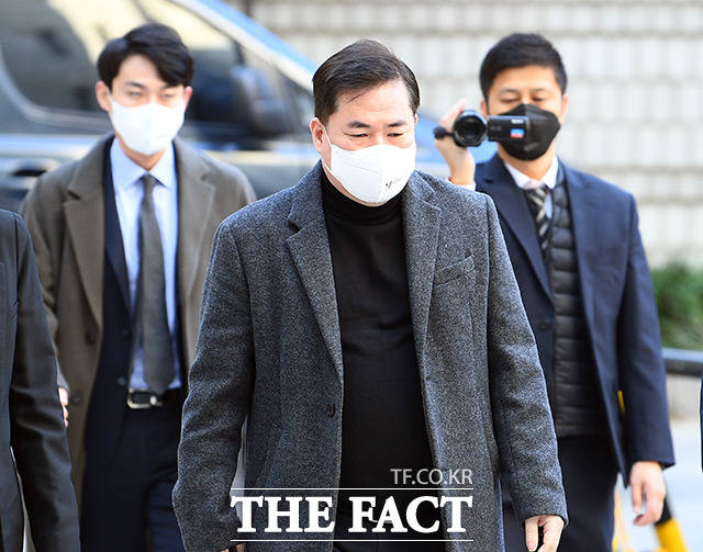 [더팩트ㅣ이동률 기자] 유동규 전 성남도시개발공사 본부장이 21일 오전 서울 서초구 서울중앙지방법원에서 열린 대장동 개발 사업 로비·특혜 의혹 관련 공판에 출석하고 있다.