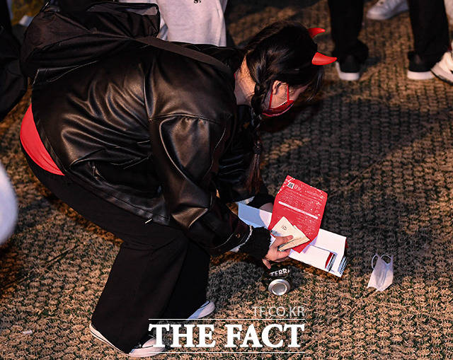 2022 카타르 월드컵 H조 조별리그 1차전 대한민국과 우루과이의 경기가 열린 24일 오후 서울 광화문광장에서 붉은악마 응원단과 시민들이 경기가 끝나고 뒷정리를 하고 있다.