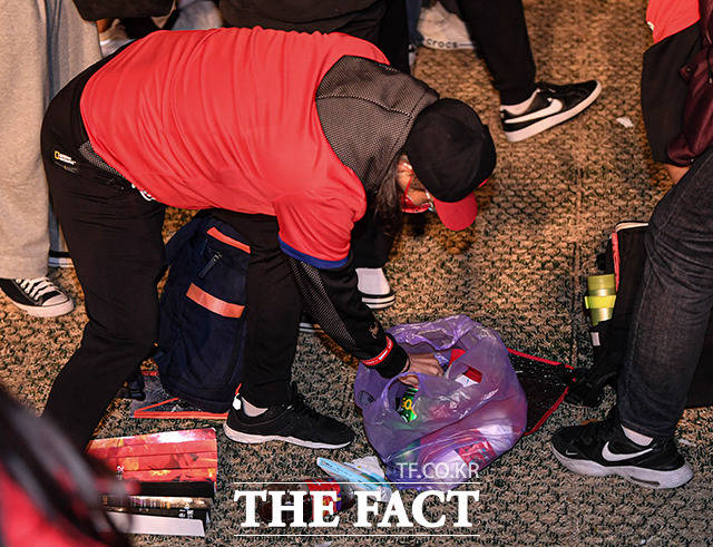 경기 마치고 뒷정리하는 붉은악마.