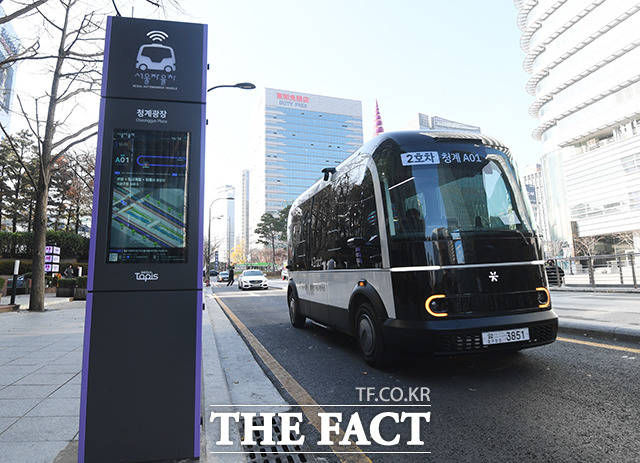 25일 오후 서울 중구 청계광장 일대에서 시민들이 탑승한 청계천 자율주행 버스가 운행하고 있다. /박헌우 인턴기자
