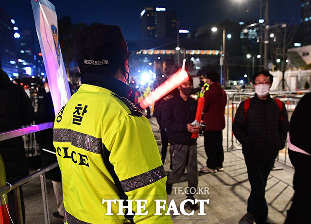 경찰 통제에 따라 안전하게 귀가하는 시민들.