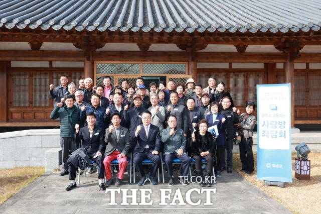 구복규 화순군수가 24일 능주면 동헌에서 사랑방 좌담회를 개최하고 주민과 소통했다. 사진은 구복규 화순군수가 사랑방좌담회를 마치고 능주면민과 기념촬영하고 있는 모습./화순군 제공