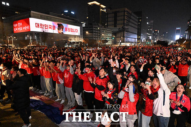 2022 카타르 월드컵 H조 조별리그 1차전 대한민국과 우루과이의 경기가 열린 24일 오후 서울 광화문광장에서 붉은악마 응원단과 시민들이 거리응원을 하고 있다. /이동률 기자