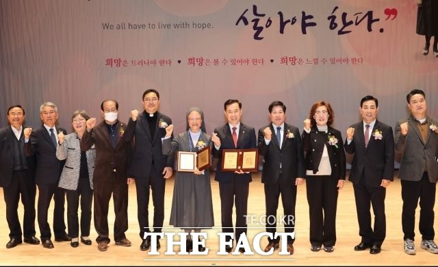 고흥군은 제2회 마리안느ㆍ마가렛 봉사대상에서 채계순 성바오로 가정호스피스센터장(왼쪽에서 6번째), 이창우 선한목자병원장(7번째)을 각각 선정 시상했다. /고흥군 제공