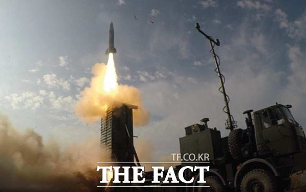 이스라엘 IAI가 생산한 로라 탄도미사일이 발사관을 빠져나와 치솟고 있다. /IAI