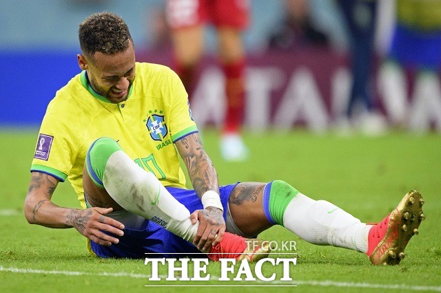 브라질 간판 공격수 네이마르가 25일 세르비아와 경기 도중 발목을 부여잡고 통증을 호소하고 있다. /루사일(카타르)=AP.뉴시스