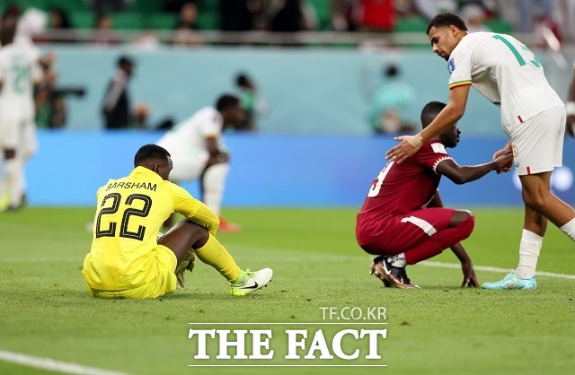 카타르가 2연패를 당하면서 16강 진출이 좌절된 25일 세네갈 선수가 카타르 선수를 다독이고 있다. 월드컵 92년 역사상 가장 빠른 개최국 탈락이다. /도하(카타르)=AP.뉴시스