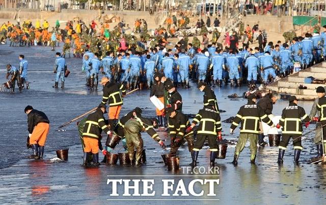 2007년 12월 7일 태안 앞바다에서 발생한 유류유출사고로 1만 2547㎘의 기름이 유출, 충남 서해 연안 생태계와 지역경제에 심각한 타격을 입혔다. / 충남도 제공