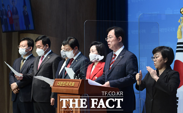 국회 용산 이태원 참사 국정조사 특별위원회 국민의힘 간사인 이만희 의원을 비롯한 소속 위원들이 28일 오후 서울 여의도 국회 소통관에서 입장을 밝히고 있다. /국회=이새롬 기자
