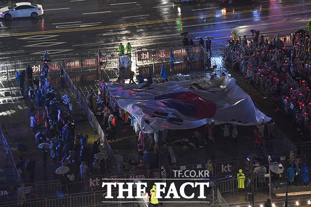 2022 카타르 월드컵 H조 조별리그 2차전 대한민국과 가나의 경기가 열린 28일 오후 서울 광화문광장에서 붉은악마 응원단과 시민들이 태극기를 펼치고 있다. /박헌우 인턴기자